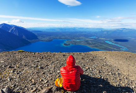 在山里徒步旅行人