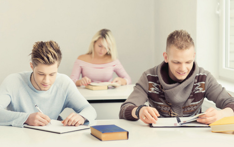 青少年学生在课上学习的组