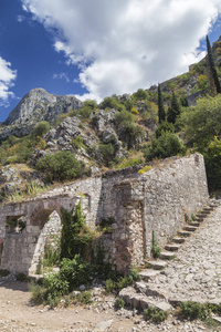 黑山 Kotor 上空废弃的岩石屋