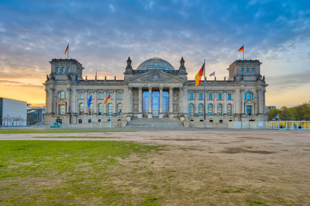 德国国会大厦在日落时在柏林，德国