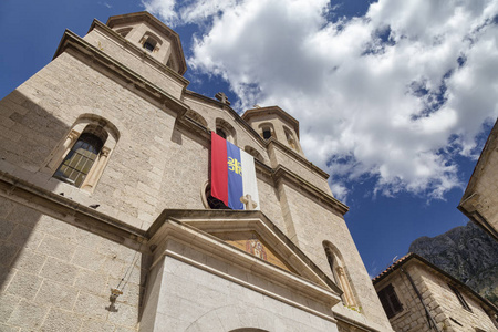 在黑山 Kotor 圣尼古拉斯教堂上空生动的蓝色夏日天空
