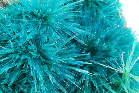 氯化铜 (ii) 作为合成矿物, 在白色背景下分离照片