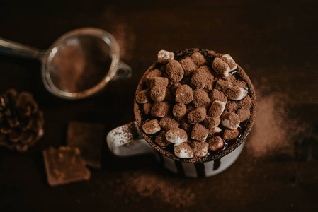 热巧克力与 marsmallow 糖果, 冬暖甜饮料在杯上木质背景, 选择性聚焦