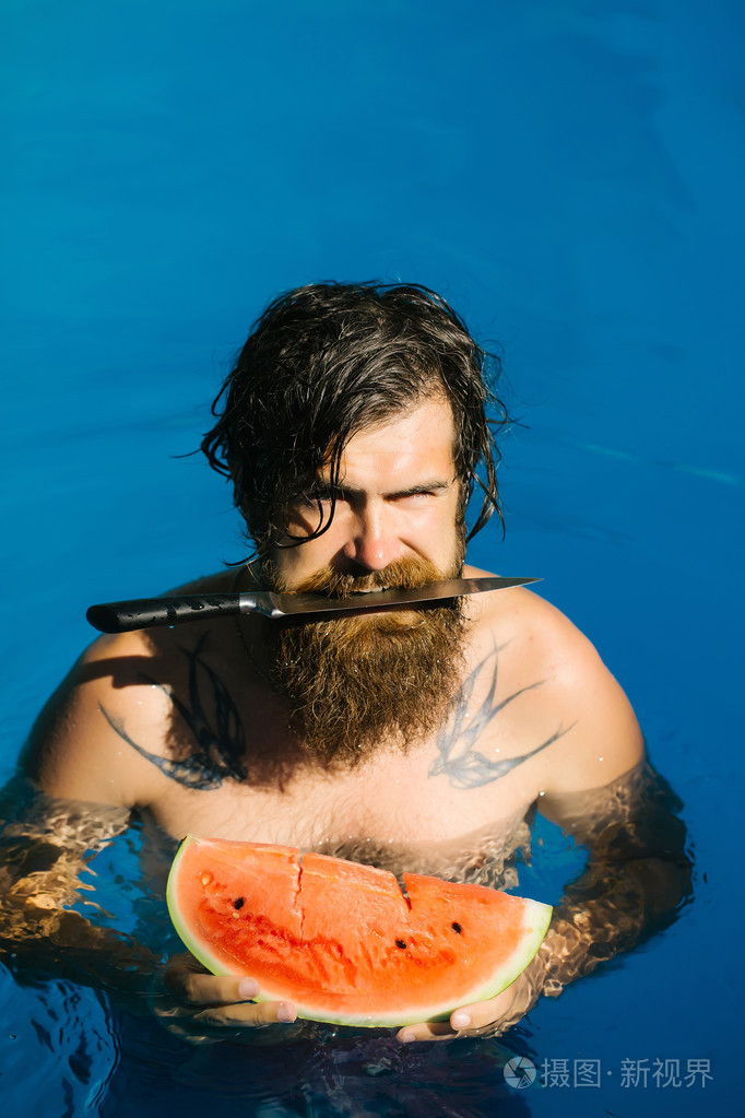 西瓜刀在游泳池的人