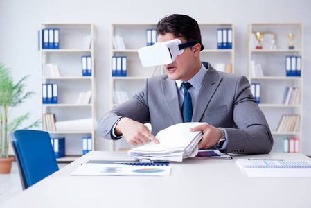 办公室里有虚拟现实眼镜的商人