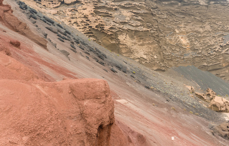 埃尔福附近的火山岩石色不一致图片