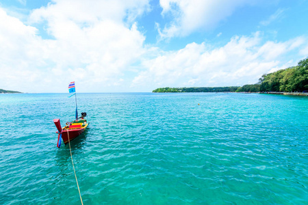 美丽的波浪在海滩, 清澈的水, 白色的沙子在您的假日在安达曼海普吉岛泰国