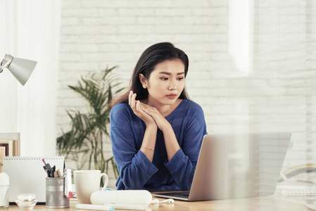 亚洲青年女企业家使用膝上型电脑