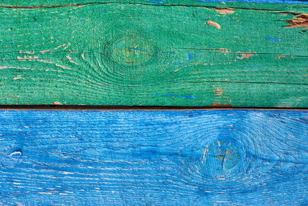 旧木漆成蓝色的乡村背景，油漆剥落