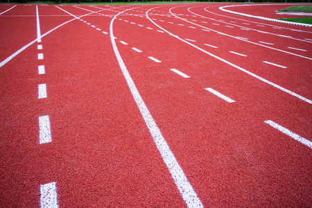 红色橡胶奔跑跑道与白色线在室外体育场