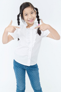 微笑面对亚洲可爱的小女孩的肖像