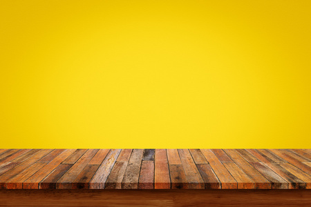 空的木桌上黄色渐变墙背景