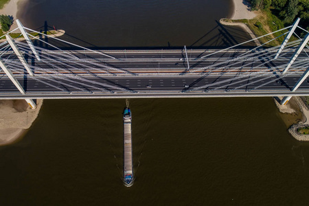 桥梁和路的空中看法与汽车在河莱茵河在荷兰的区域