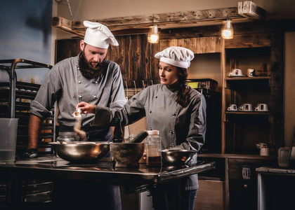 厨师助理把芝麻倒进碗里照片