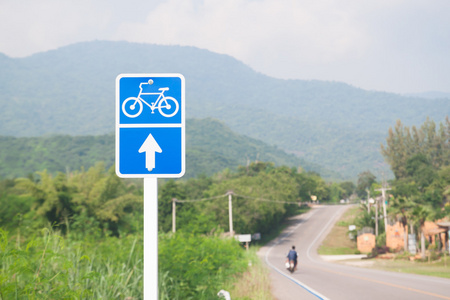 乡村道路上的自行车车道标志