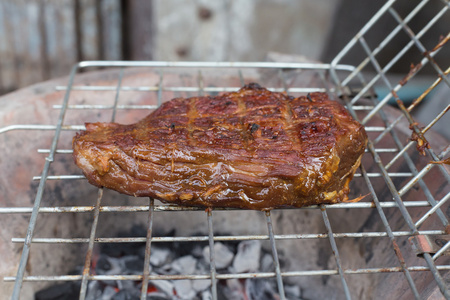 在炭制上烤的一块牛肉