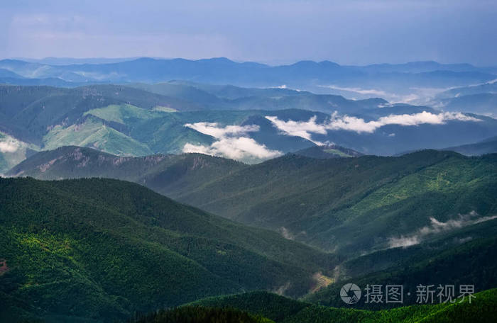 美丽的山和蓝天在喀尔巴阡山。乌克兰