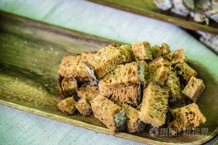 在盘子里用核桃切片面包面包店和杂货店概念