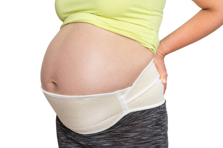 妊娠妇女与骨科腹部带隔离在白色怀孕绷带