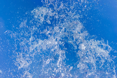 水流了背景下的自然风光和旅游帐篷划分成液滴的水流承压水流有水流的