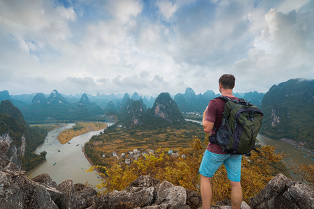 徒步旅行者背包山顶