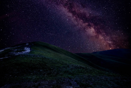 山水银河过山。夜空