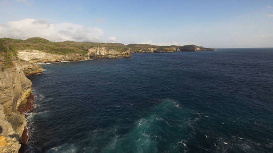 印尼巴厘岛 Penida 的海景悬崖海和浪