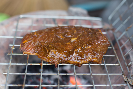 在炭制上烤的一块牛肉