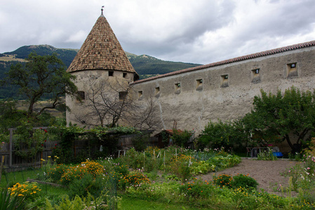 Vinschgau Glurns 村的中世纪城墙和城门