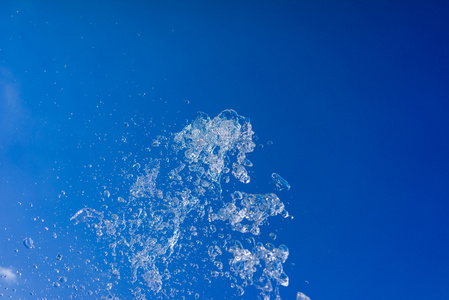 划分成液滴的水流女孩用浇水软管指示的水流了背景下的自然风光和旅游