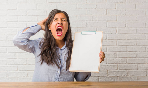 年轻的印度女人疯狂和绝望, 尖叫失控, 滑稽的疯子表达自由和野生照片