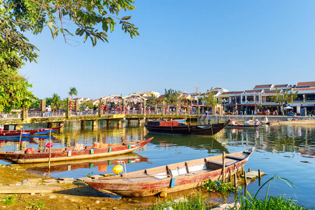 在越南惠安的一座古城, 一条美丽的风景桥在周四的河上。在河上的旅游木船。海 a 是亚洲受欢迎的旅游胜地。