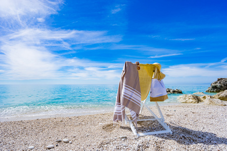 海滩上的躺椅，毛巾，包，帽子