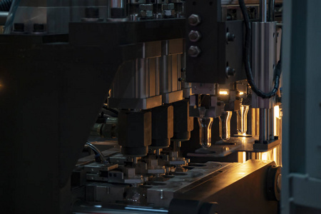 在饮料厂生产塑料瓶的吹塑模具中的预制件形状.