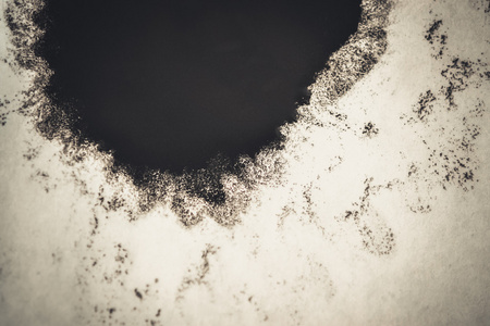 白色背景滤镜上的黑色污点照片