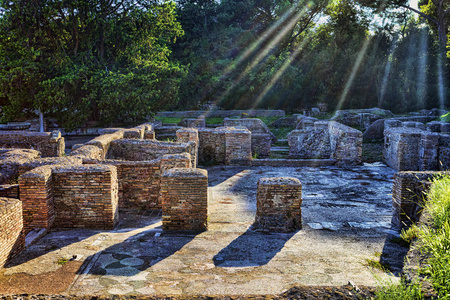 阳光影响 Cisiarii 温泉建筑群的一部分罗马