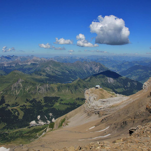 Saanenland 山谷在一个夏天的一天。Bernese Oberland。看法从冰川 3000, 瑞士