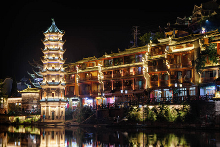 凤凰古镇 凤凰县 飞飞塔的美妙夜景。凤凰是亚洲最受欢迎的旅游胜地。