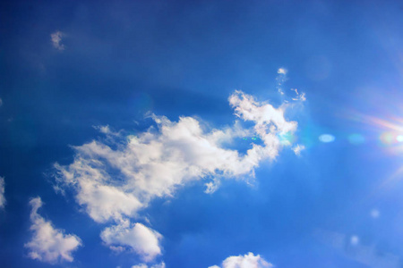 查看美丽的白云在蔚蓝的天空.云,在早晨的天空.乌云背后有阳光.