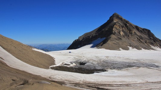 冰川德迪亚和 Mt 奥尔登峰在夏天