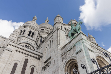 巴黎圣心大教堂是一个罗马天主教教堂和小教堂, 献给耶稣神圣的心。