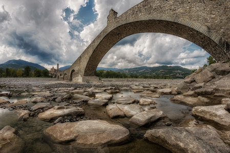 古老的石桥在一条河