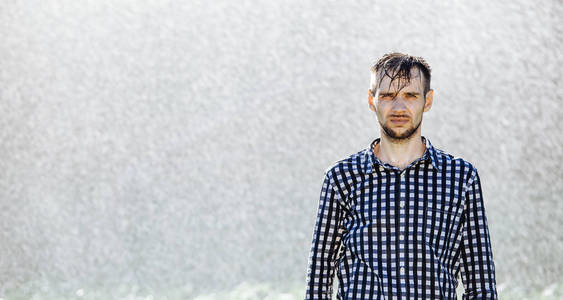 夏天雨下的年轻人被淋湿了照片