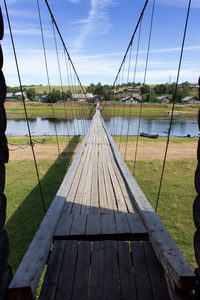 夏季乡村景观与木制悬索桥