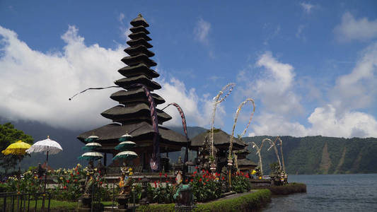 巴厘岛上的印度教寺庙。安玛塔拉普拉 Ulun 达努布拉坦