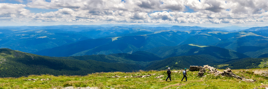 风景如画的喀山脉夏季广角景观