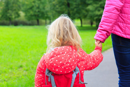 母亲走到学校或幼儿园的小女儿