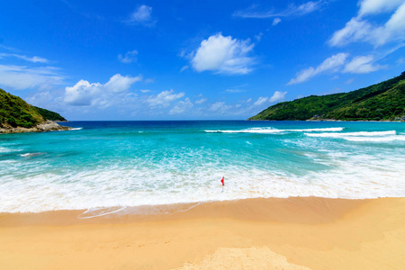 美丽的波浪在海滩, 清澈的水, 白色的沙子在您的假日在安达曼海普吉岛泰国