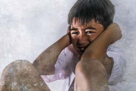 个 生活方式戏剧性欺负受害者肖像年轻的悲伤和害怕的西班牙裔孩子 7