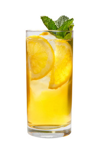 夏季饮料与橙色和薄荷分离白色